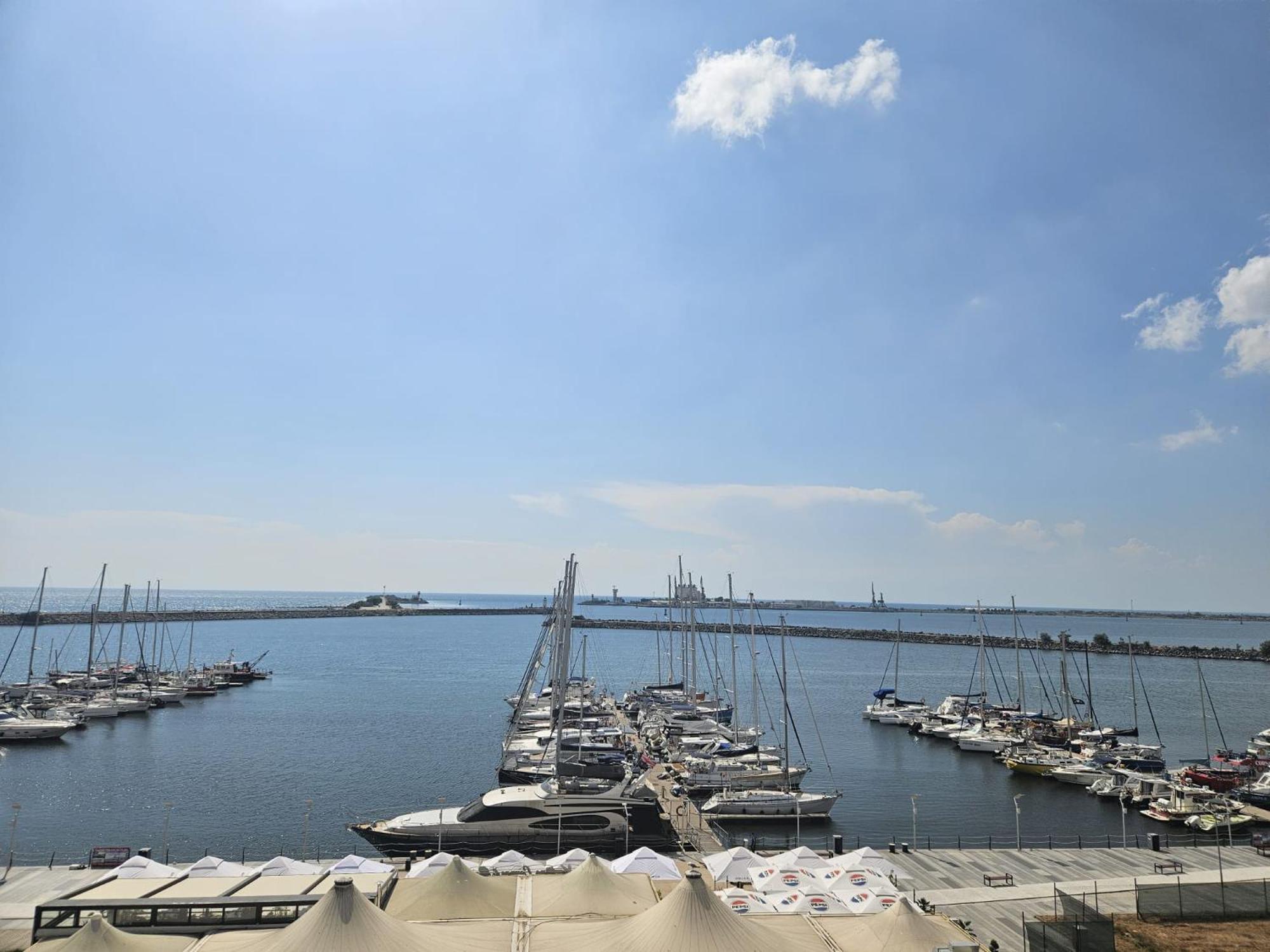 Апартаменты Blue Marina Sea View Мангалия Экстерьер фото
